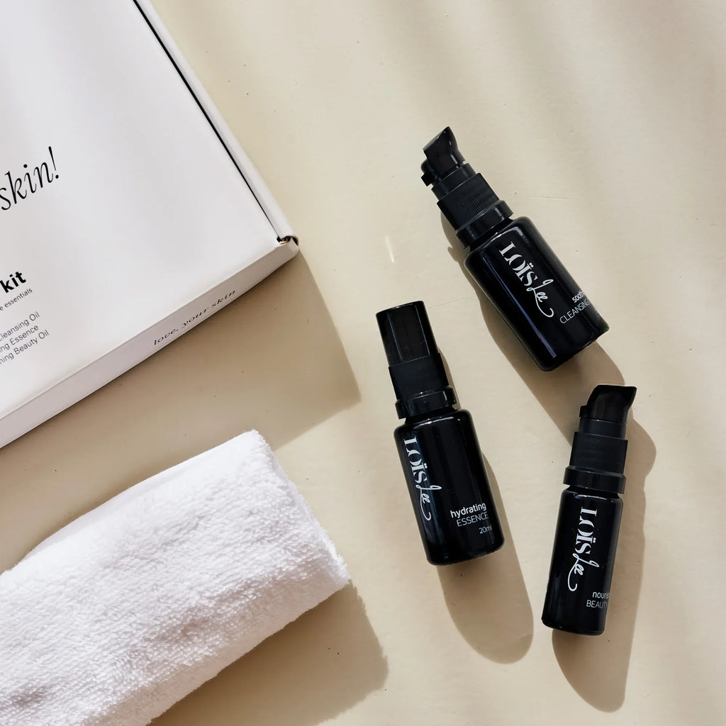 Žena používá přírodní produkty Loïs Lee — detail péče o tvář